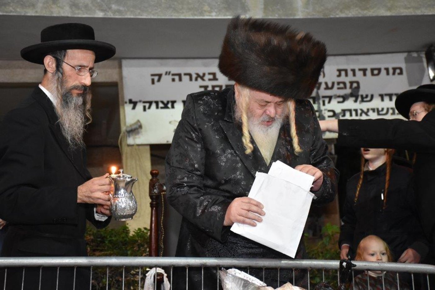 מנהג ה'סביבון' ושריפת הפתילות בשומרי אמונים בבני ברק