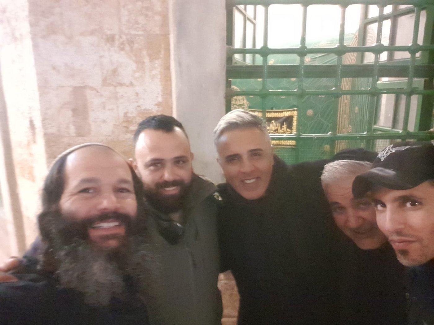 קובי פרץ התפלל על בנימין נתניהו במערת המכפלה • צפו