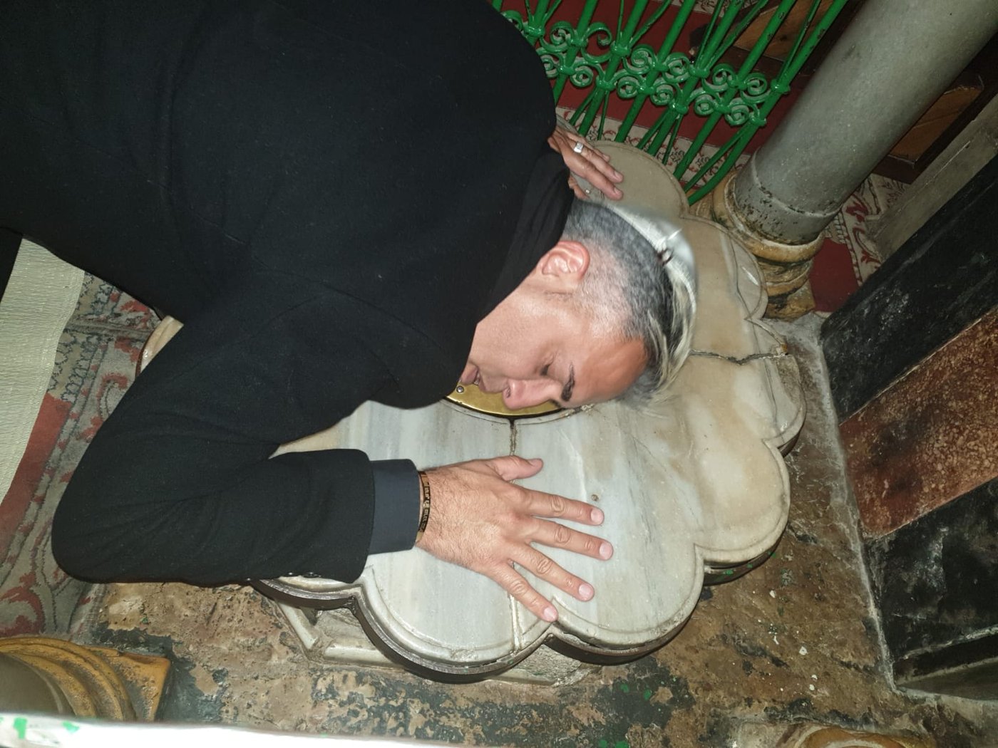 קובי פרץ התפלל על בנימין נתניהו במערת המכפלה • צפו