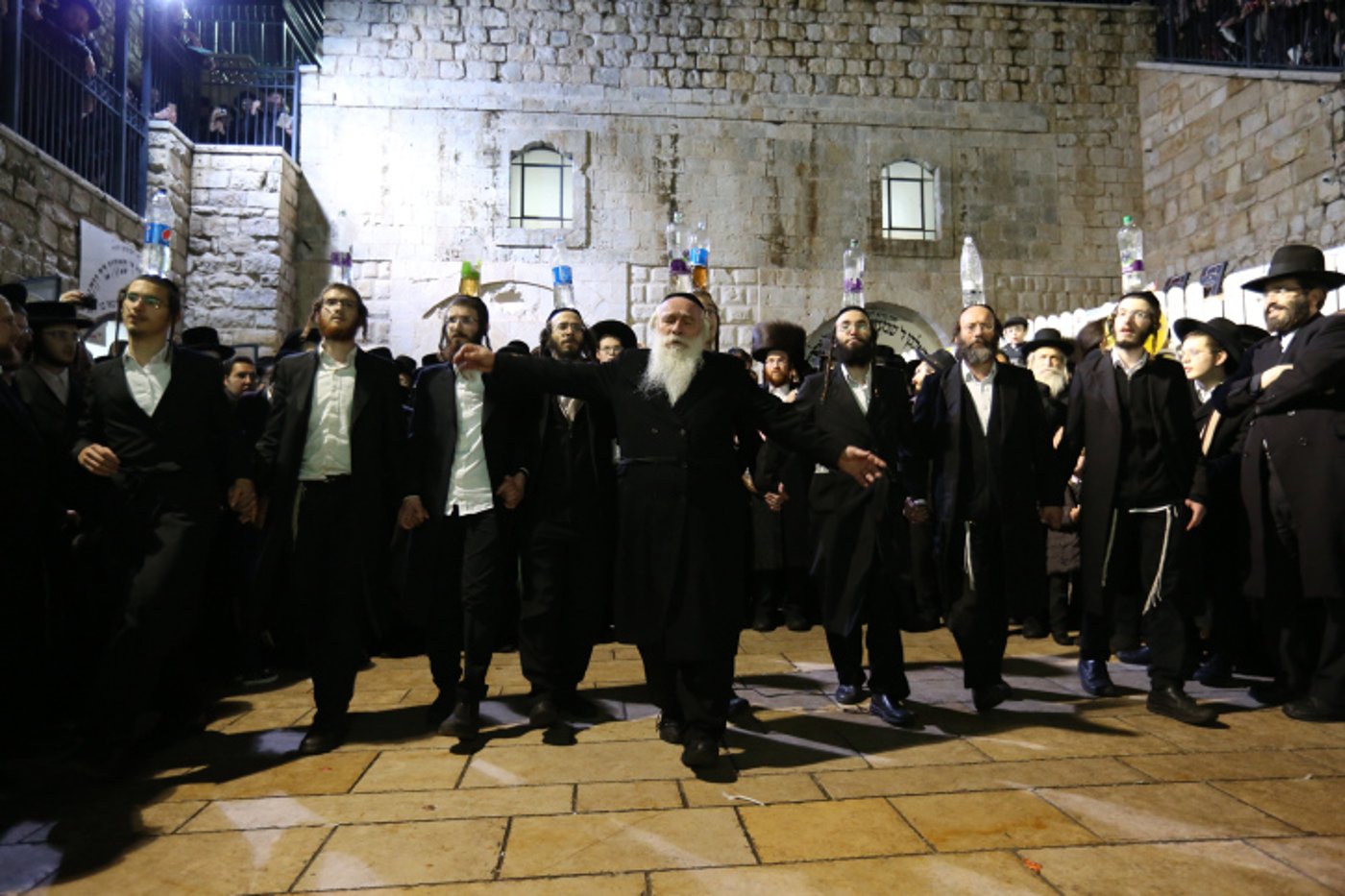 זאת חנוכה במירון: תפילות, ריקודים וחלאקה