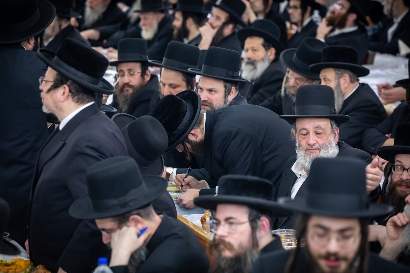 זאת חנוכה בסאטמר: הדלקה, 'טיש' ו'דינר' מרכזי