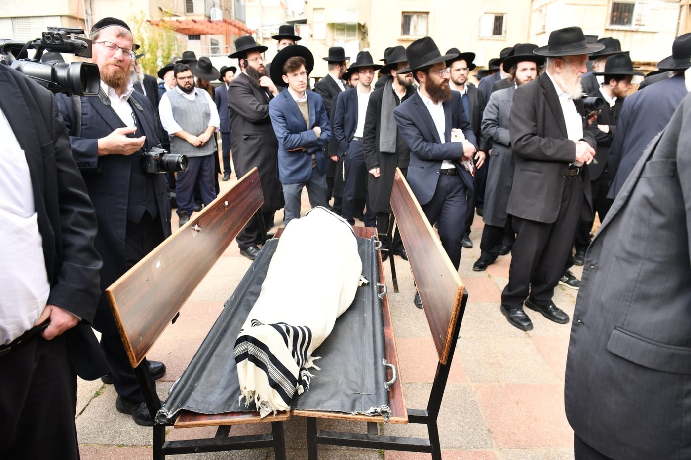 המונים בהלווית 'הצדיק מבני ברק' רבי יצחק גרודז'ינסקי זצ"ל