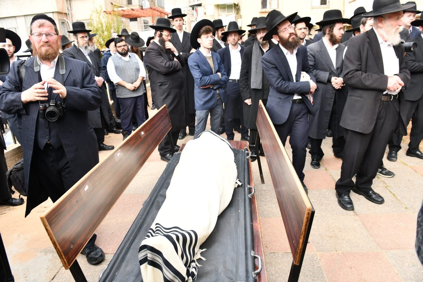 המונים בהלווית 'הצדיק מבני ברק' רבי יצחק גרודז'ינסקי זצ"ל