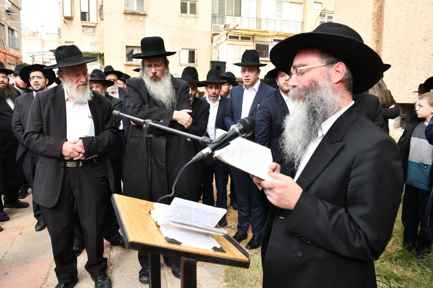 המונים בהלווית 'הצדיק מבני ברק' רבי יצחק גרודז'ינסקי זצ"ל