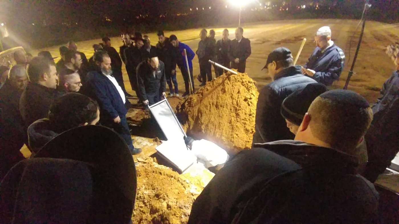 תיעוד מרגש: עשרות בהלוויית אלכסנדר נובודוורצב ז"ל