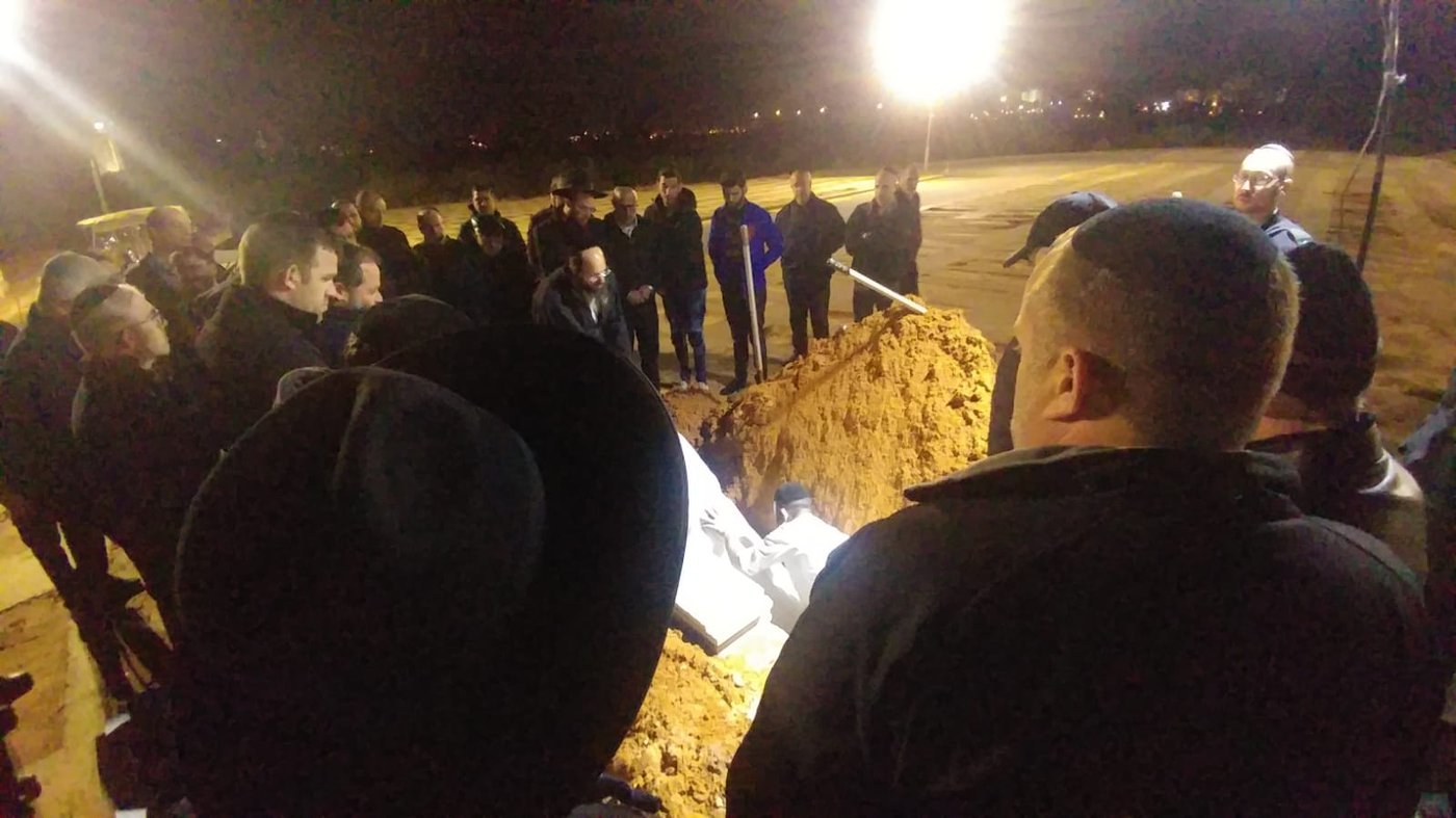תיעוד מרגש: עשרות בהלוויית אלכסנדר נובודוורצב ז"ל