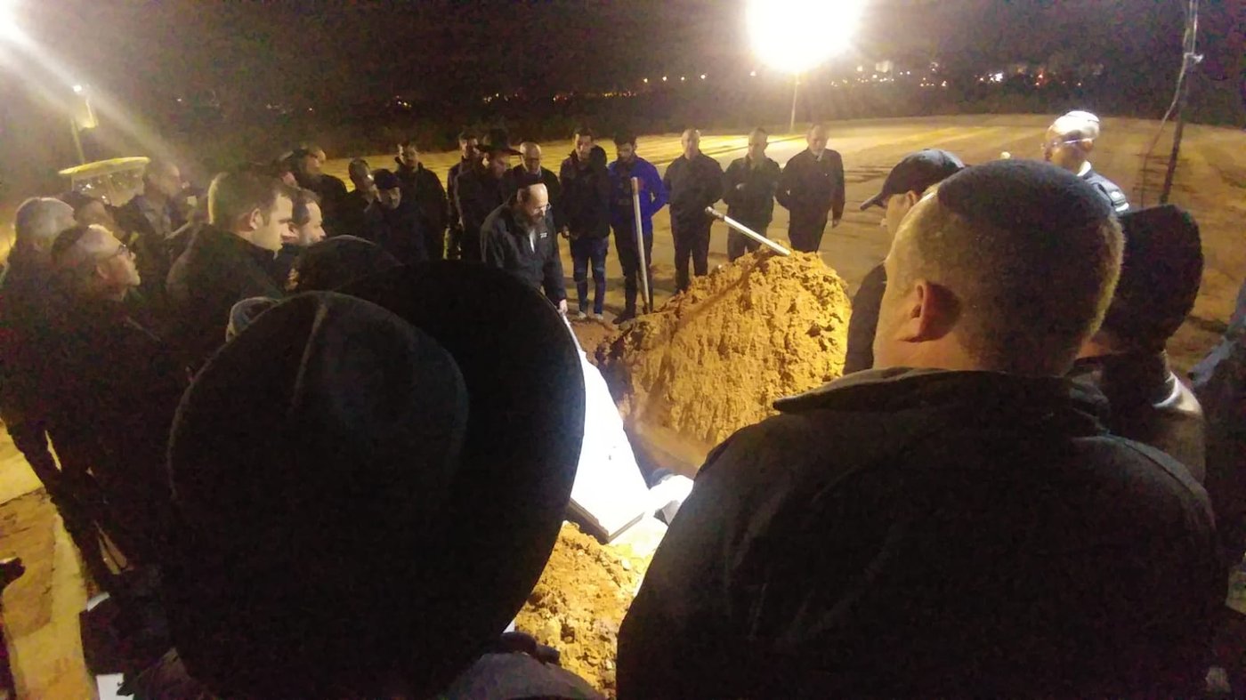 תיעוד מרגש: עשרות בהלוויית אלכסנדר נובודוורצב ז"ל