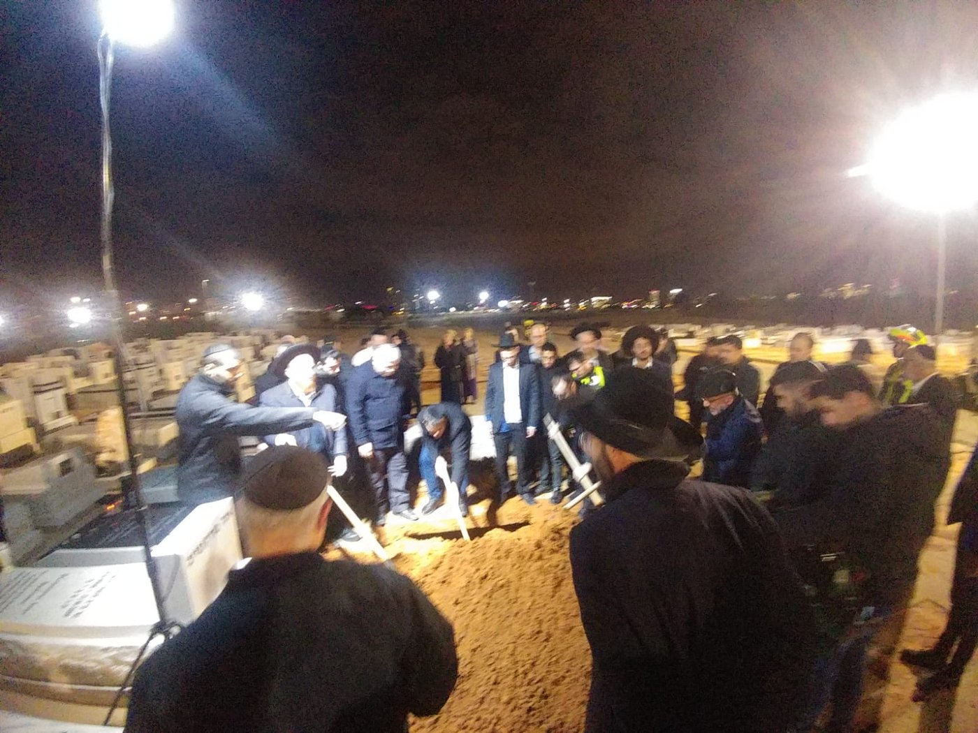 תיעוד מרגש: עשרות בהלוויית אלכסנדר נובודוורצב ז"ל