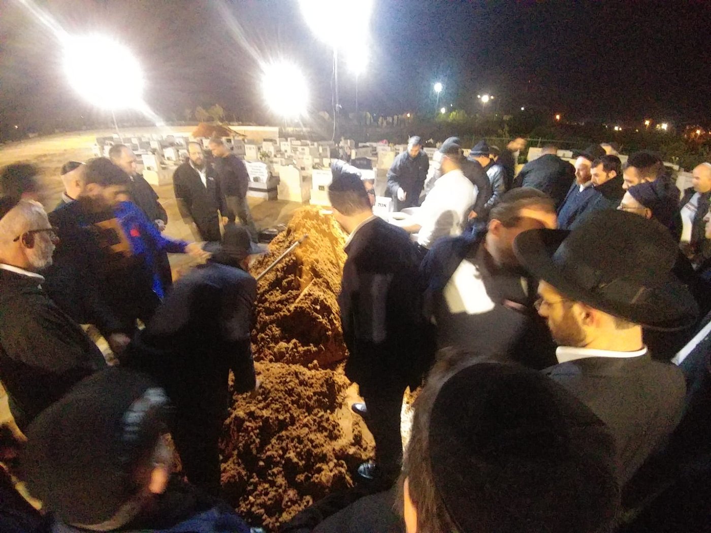 תיעוד מרגש: עשרות בהלוויית אלכסנדר נובודוורצב ז"ל