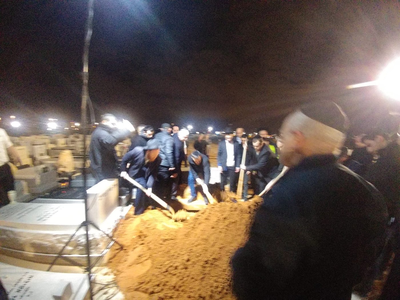 תיעוד מרגש: עשרות בהלוויית אלכסנדר נובודוורצב ז"ל