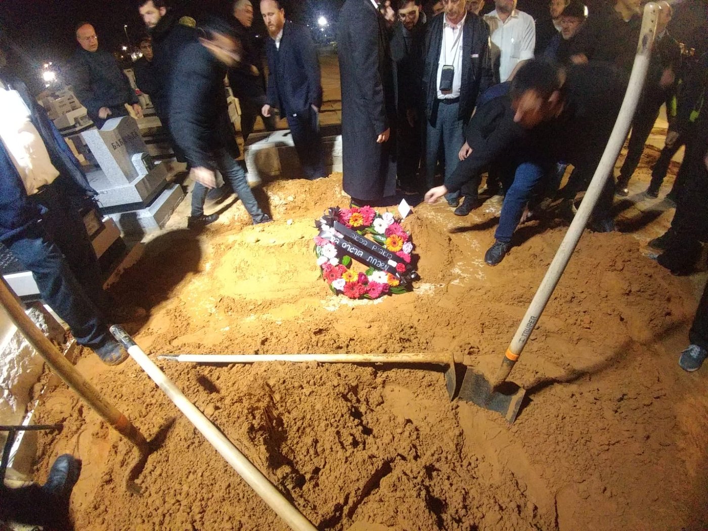 תיעוד מרגש: עשרות בהלוויית אלכסנדר נובודוורצב ז"ל