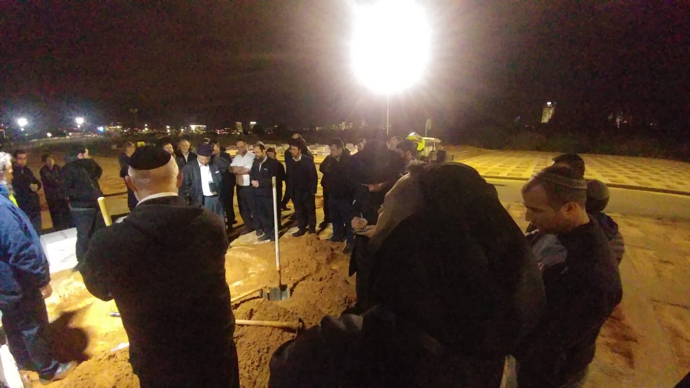 תיעוד מרגש: עשרות בהלוויית אלכסנדר נובודוורצב ז"ל