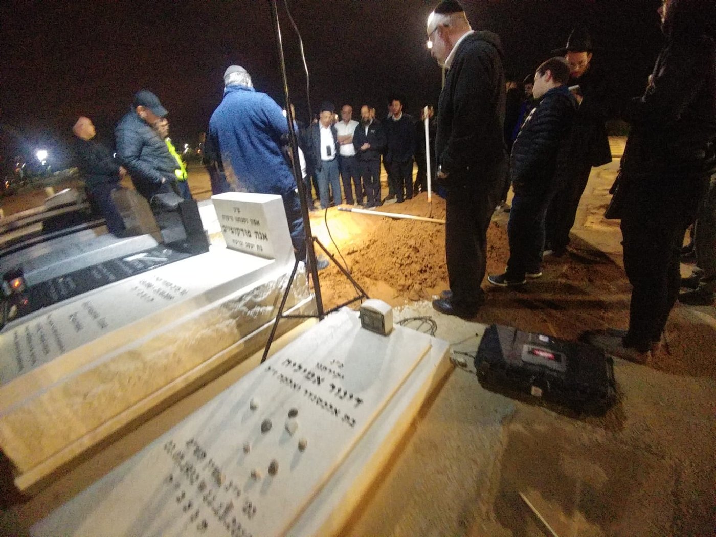 תיעוד מרגש: עשרות בהלוויית אלכסנדר נובודוורצב ז"ל
