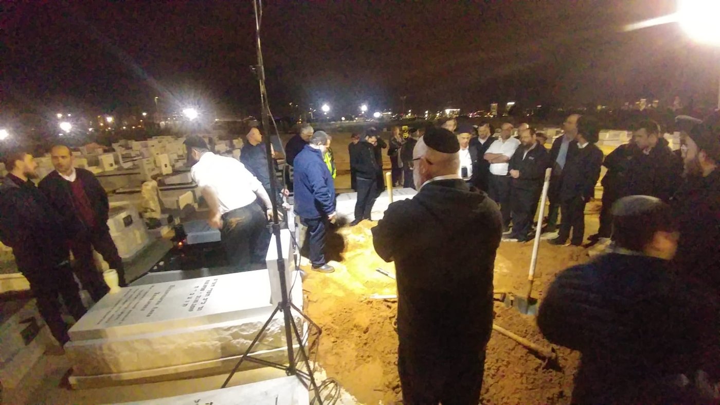 תיעוד מרגש: עשרות בהלוויית אלכסנדר נובודוורצב ז"ל