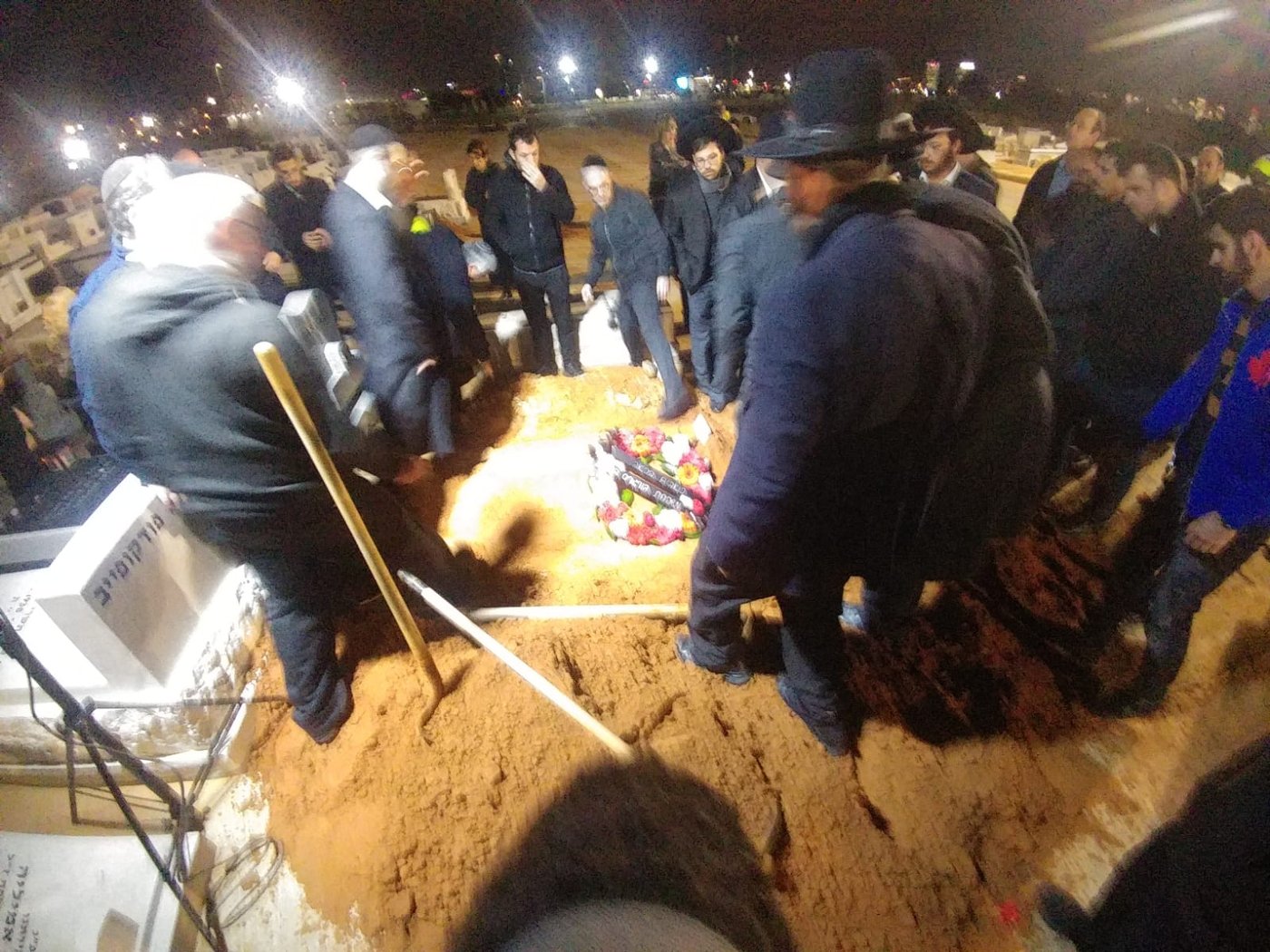 תיעוד מרגש: עשרות בהלוויית אלכסנדר נובודוורצב ז"ל