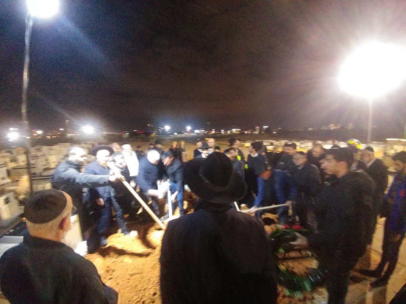 תיעוד מרגש: עשרות בהלוויית אלכסנדר נובודוורצב ז"ל