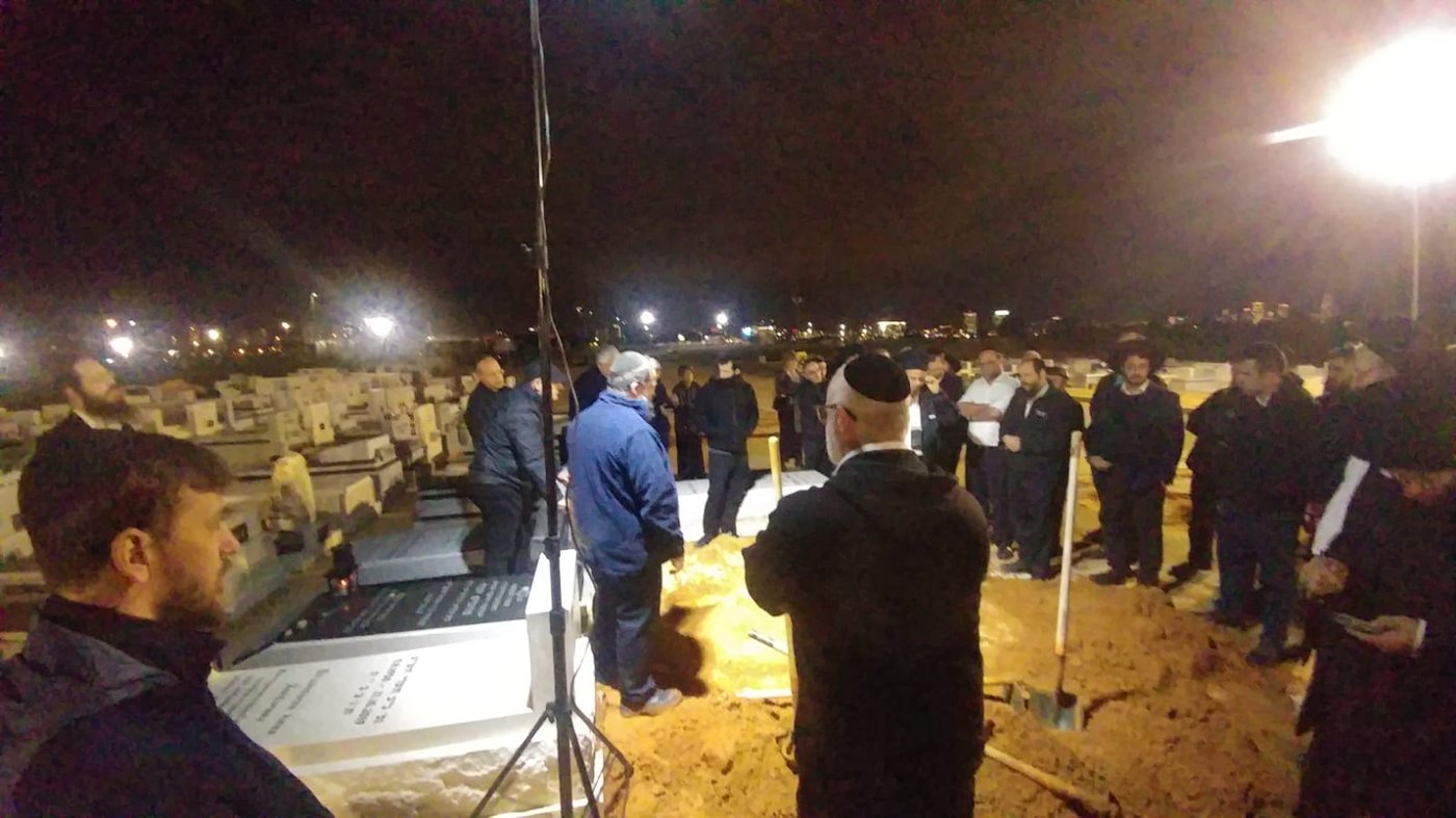 תיעוד מרגש: עשרות בהלוויית אלכסנדר נובודוורצב ז"ל