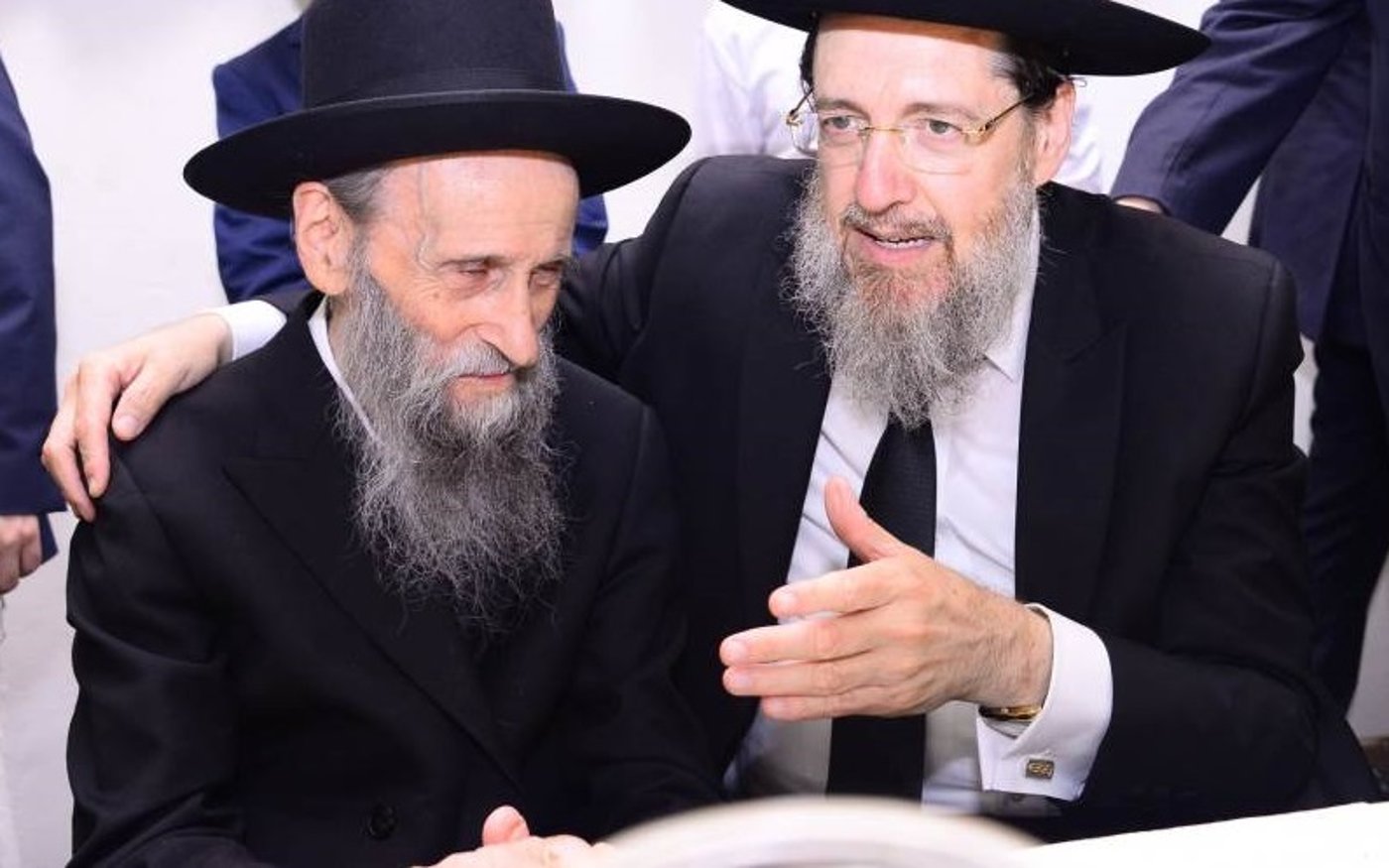 המנוח זצ"ל לצד חתנו, בשמחת חתונת נכדתו