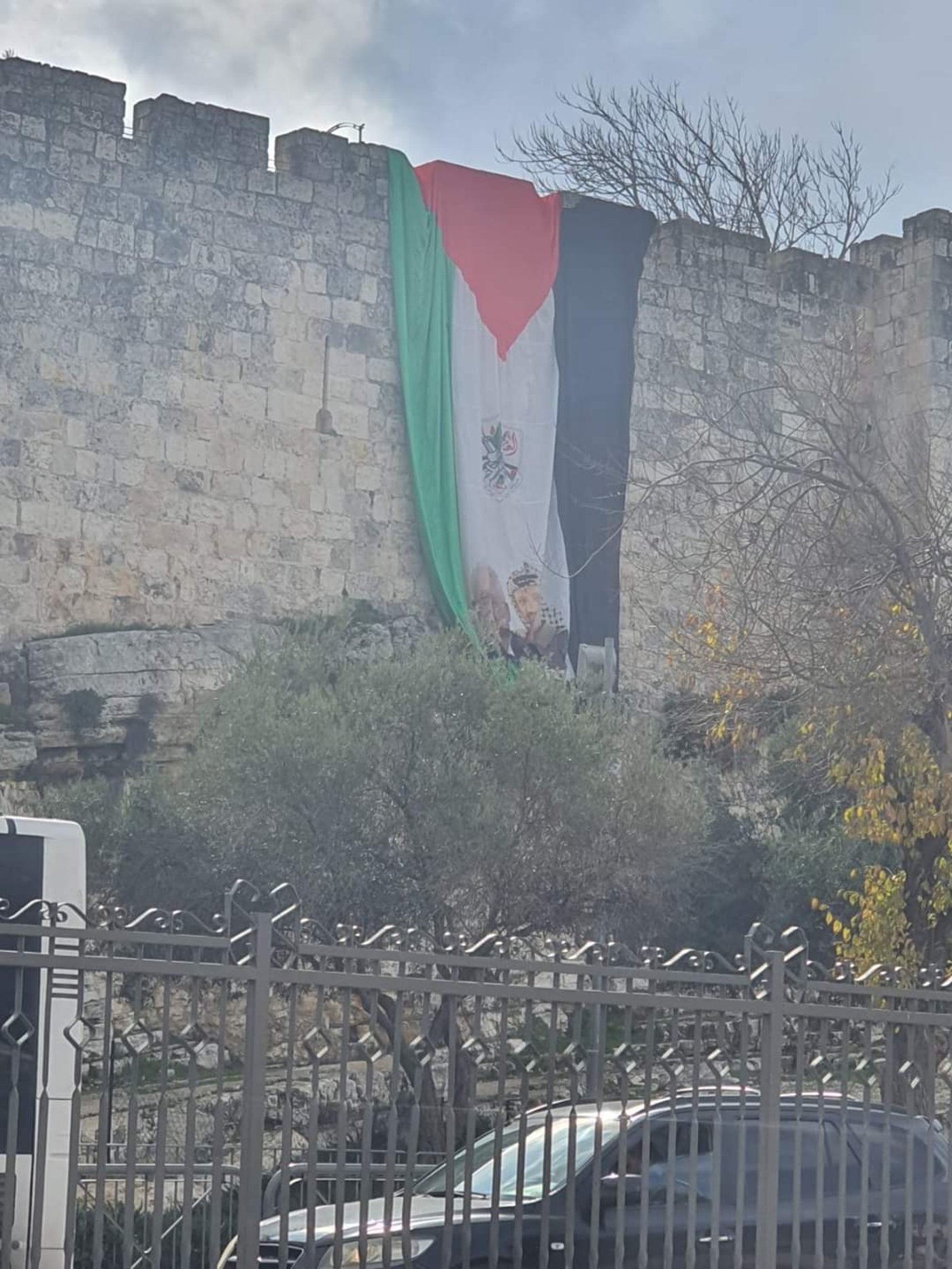 יום ייסוד הפת"ח: דגל אש"ף על חומות ירושלים
