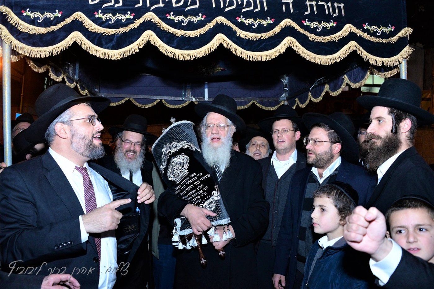 'בני הישיבות' בחיפה הכניסו ספר תורה חדש
