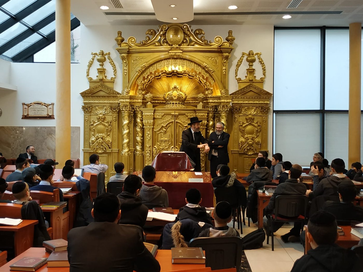 הרב הראשי: "התשובה לאנטישמיות - קביעת זמן לתורה"