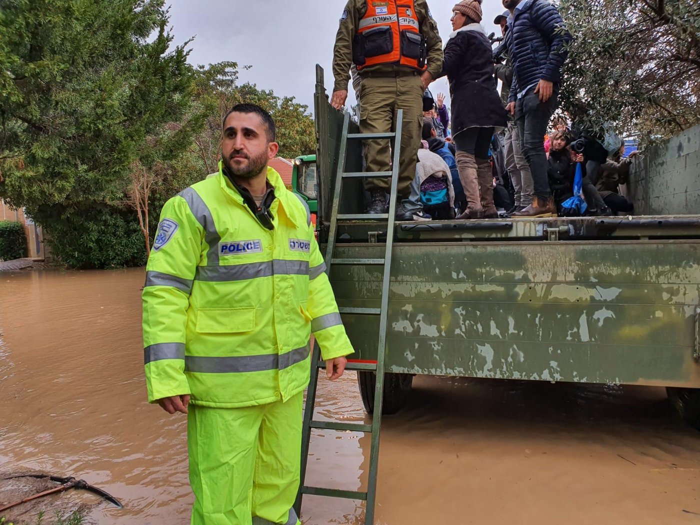 עשרות ילדים חולצו מבית הספר - עם טרקטורים ומשאיות