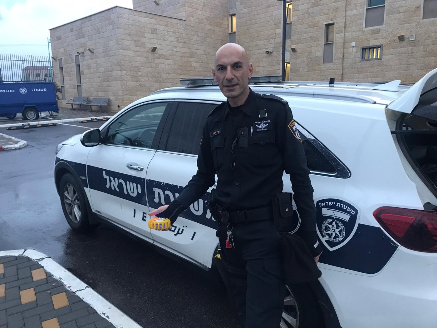 באמצע הפקק: גנב את הפנס המשטרתי