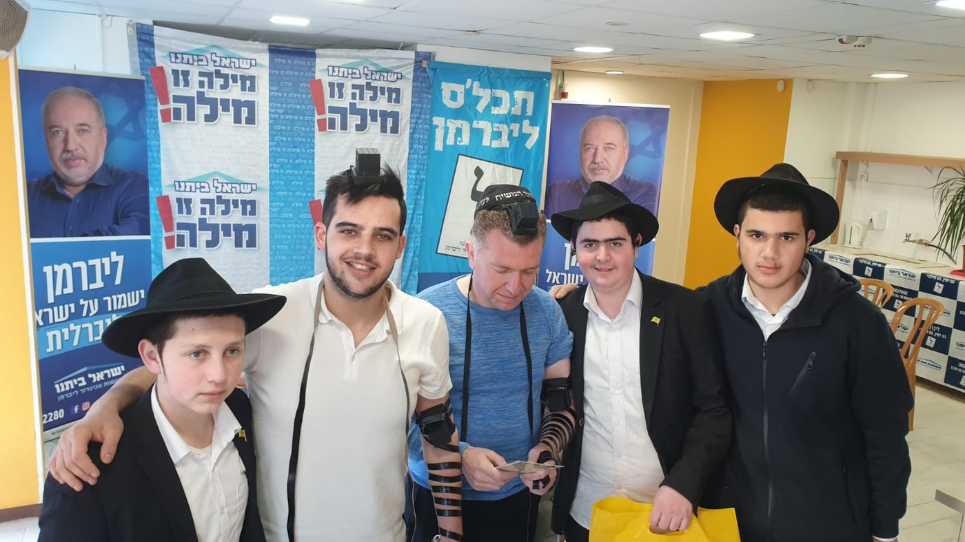 בפתיחת סניף 'ישראל ביתנו': תפילין עם חב"ד