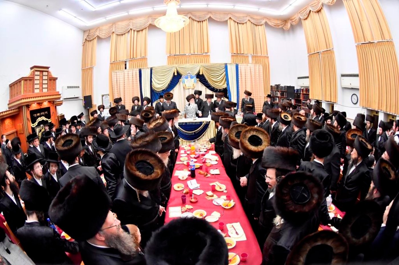 האדמו"ר ממעליץ שילב את סיום הש"ס ב'טיש יארצייט'