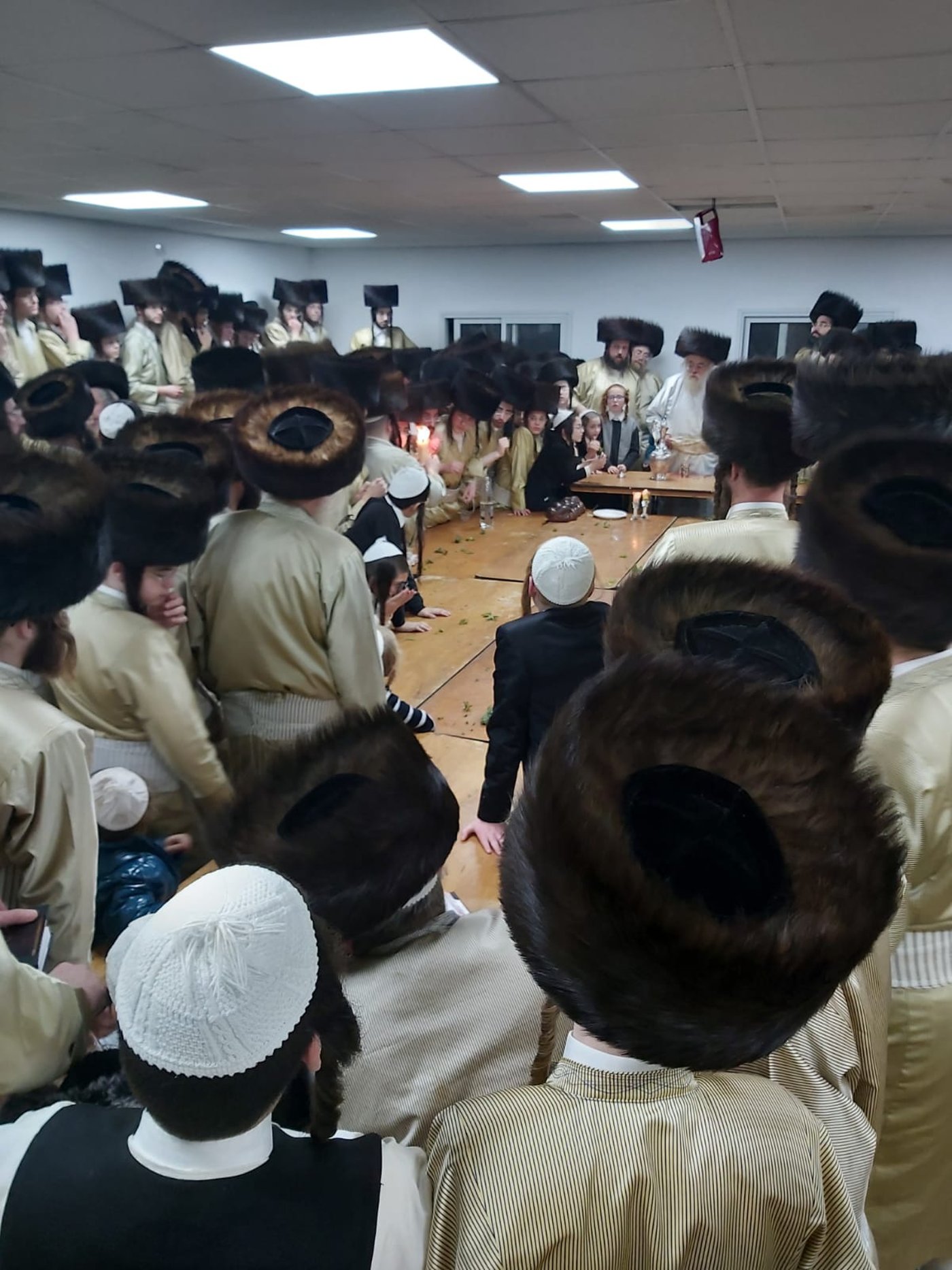 האדמו"ר מתולדות אהרן שבת בטבריה. צפו