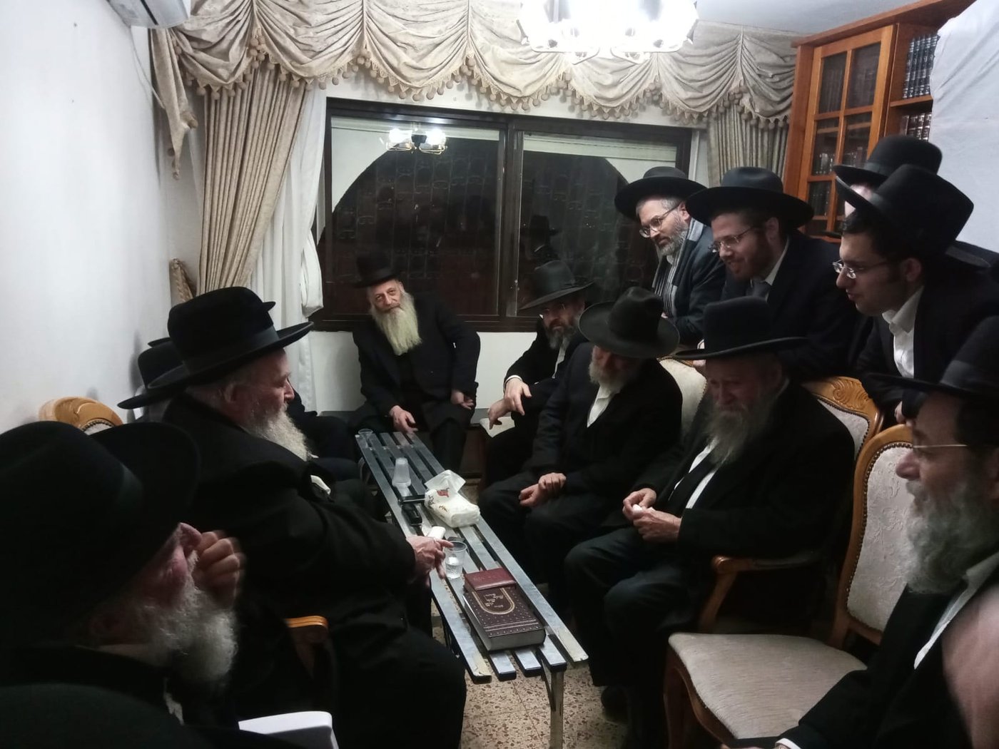 הגר"ד לנדו והגר"א פילץ מנחמים את הגר"מ זילבר