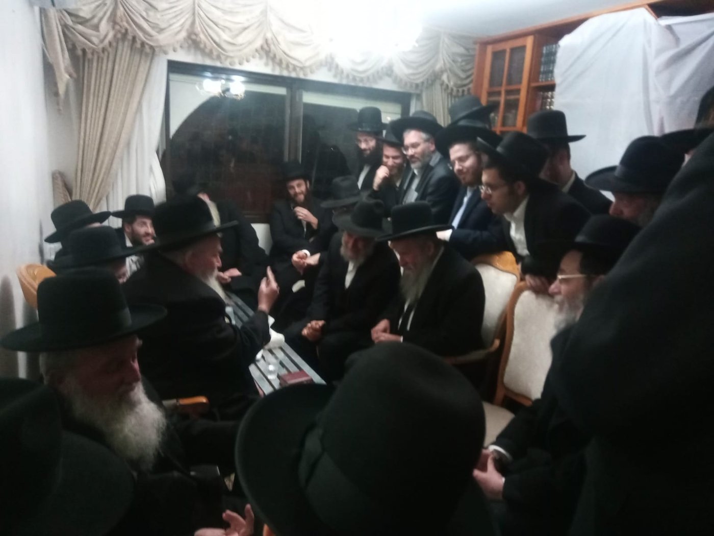 הגר"ד לנדו והגר"א פילץ מנחמים את הגר"מ זילבר