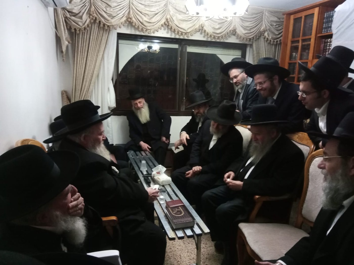 הגר"ד לנדו והגר"א פילץ מנחמים את הגר"מ זילבר