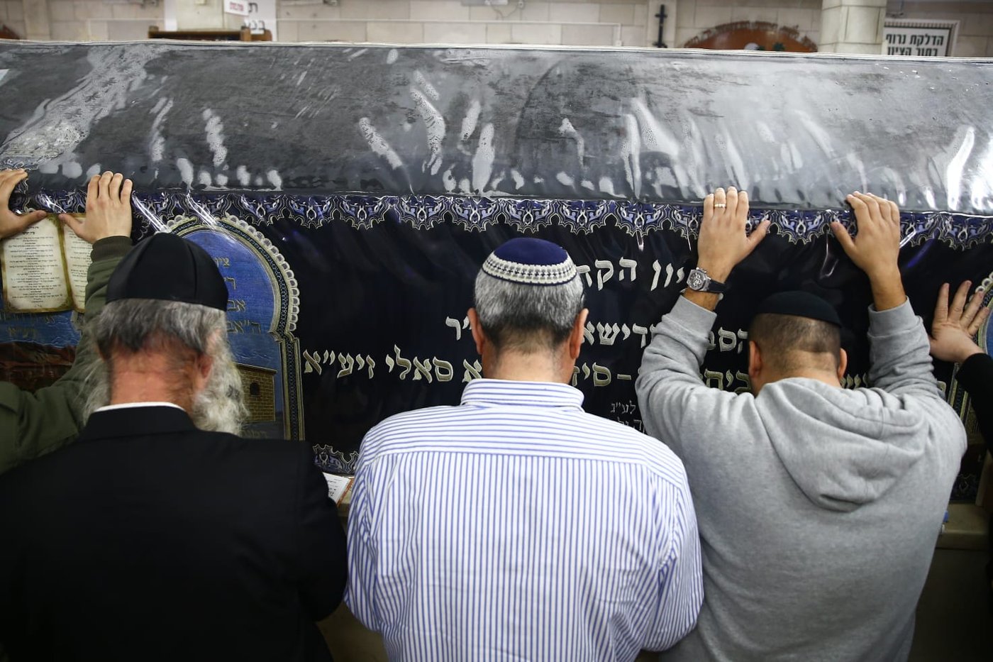 ערב ההילולא: התפילות על ציון הבבא סאלי