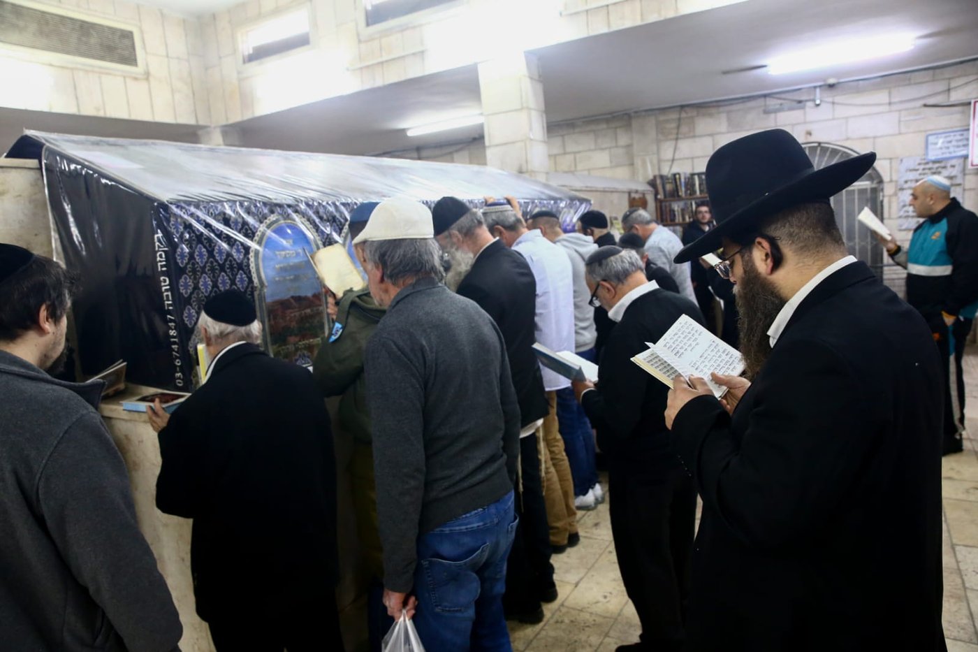 ערב ההילולא: התפילות על ציון הבבא סאלי