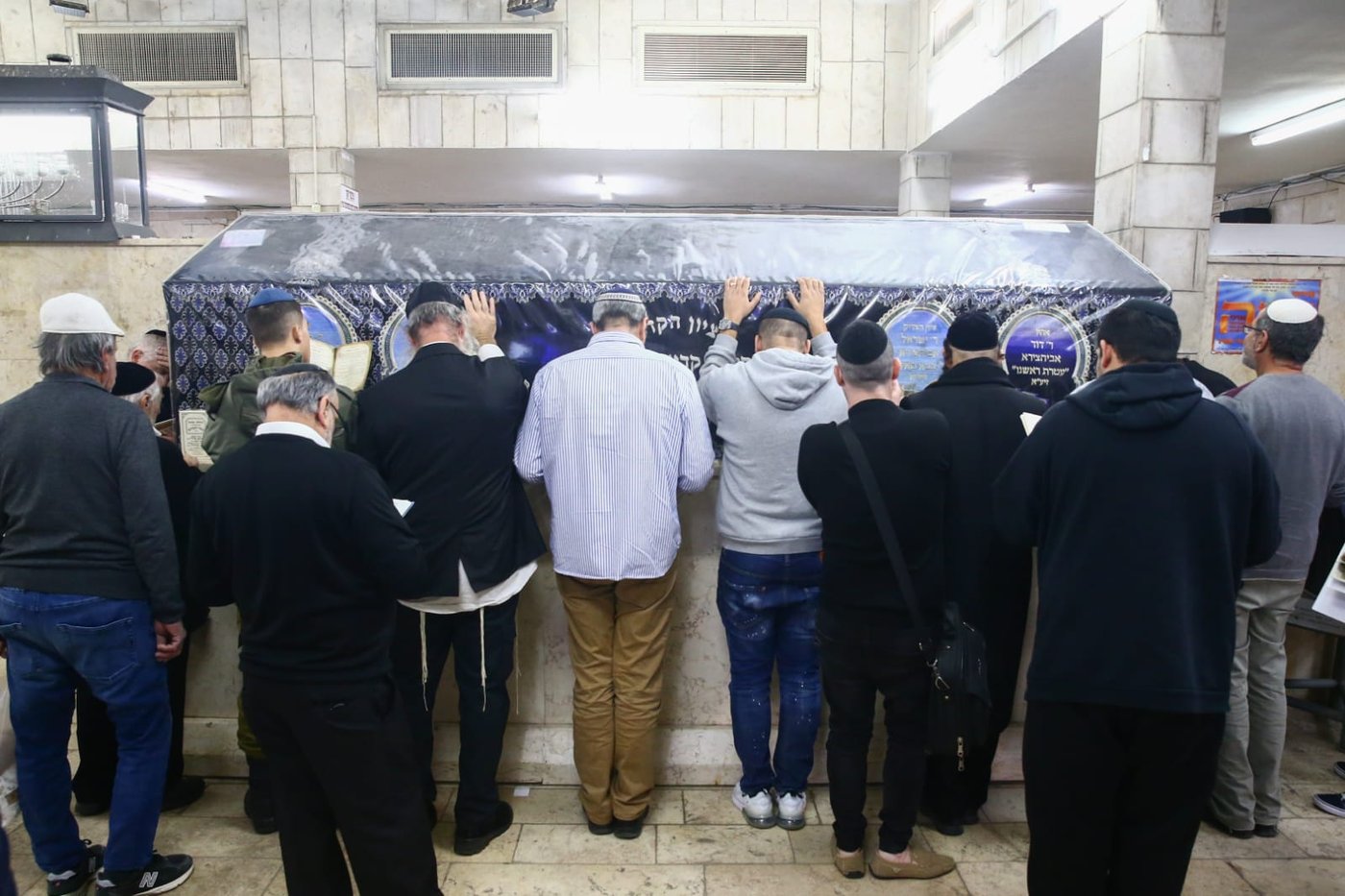 ערב ההילולא: התפילות על ציון הבבא סאלי