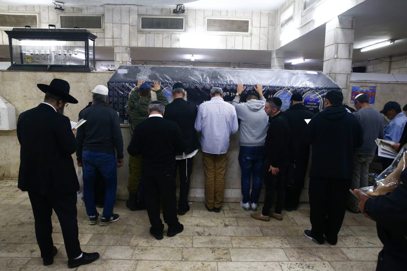 ערב ההילולא: התפילות על ציון הבבא סאלי
