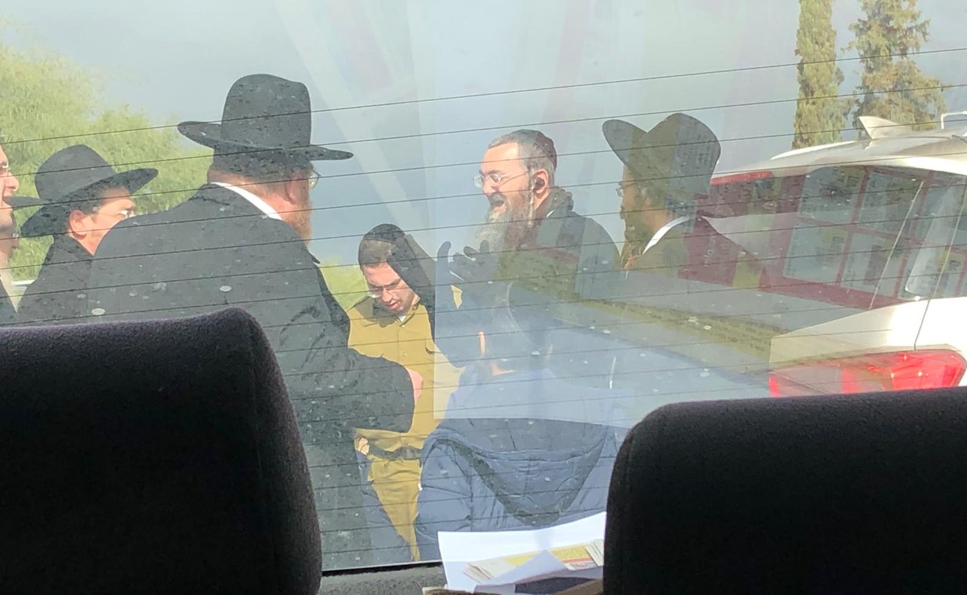 טומבק בדרך לכלא צבאי