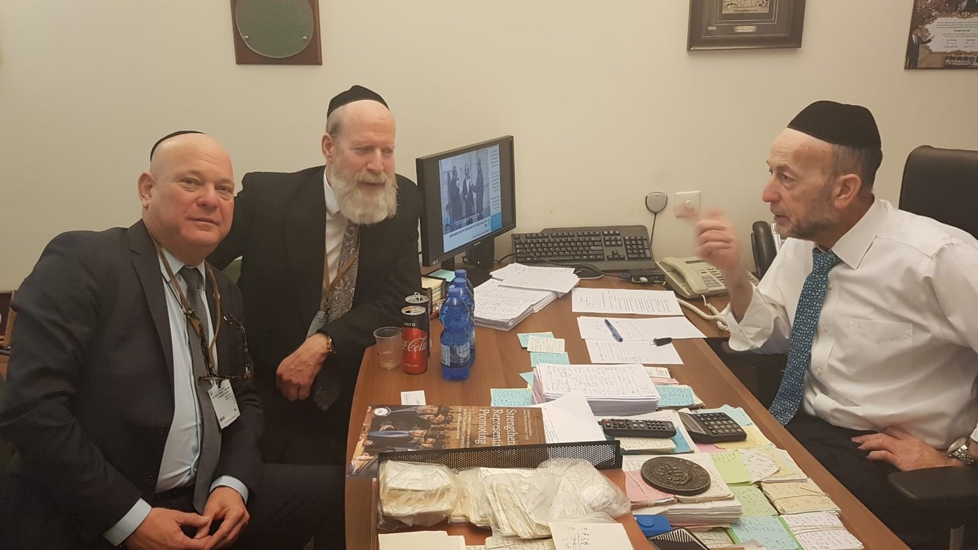 אורי מקלב לועידת הרבנים: ארתם לסייע לקברים באירופה