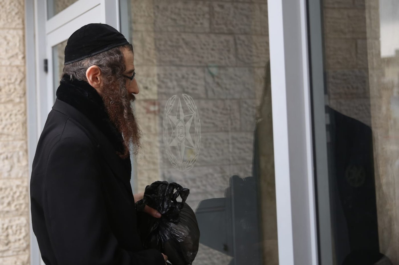 תיעוד בלעדי: מנהיג הקיצונים הרב רומפלר נחקר במשטרה