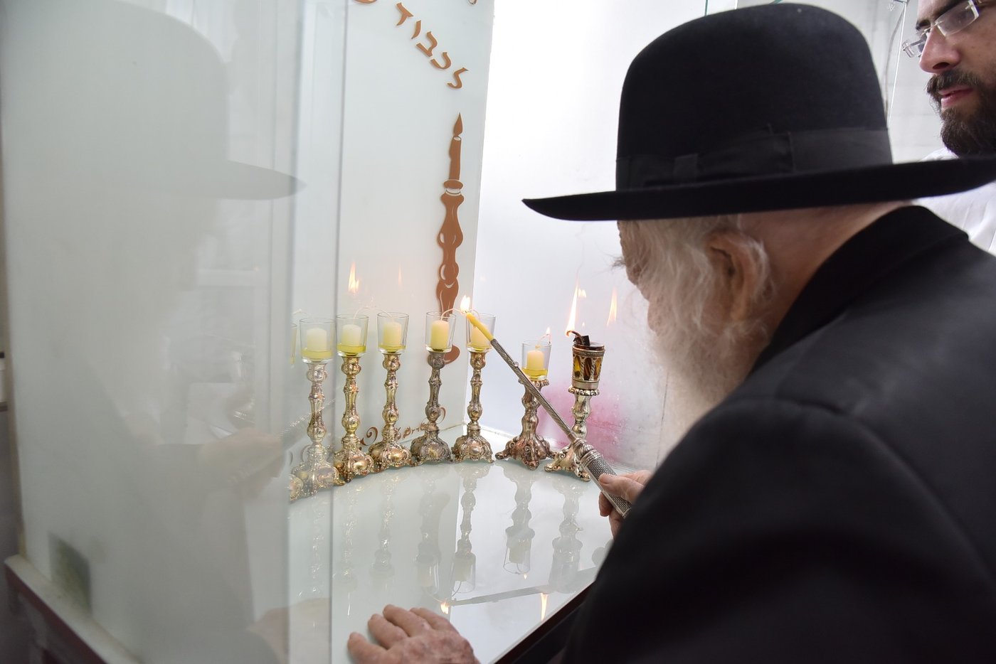 מרן מדליק נרות שעווה ובתוך הבזיכים ישנו גם שמן זית