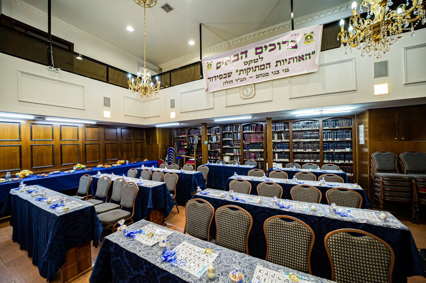 ילדי חב"ד מלקקים את הדבש ב'כניסה לחיידר' • צפו