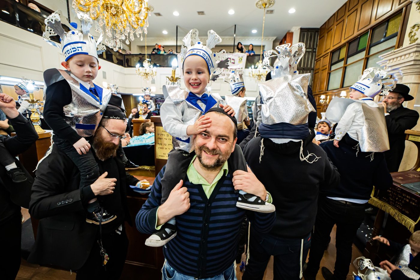ילדי חב"ד מלקקים את הדבש ב'כניסה לחיידר' • צפו