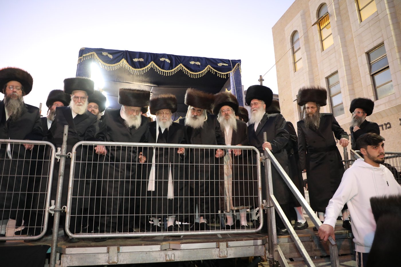 החסידים חגגו בשמחת בית 'דושינסקיא' - 'שבט הלוי' • צפו