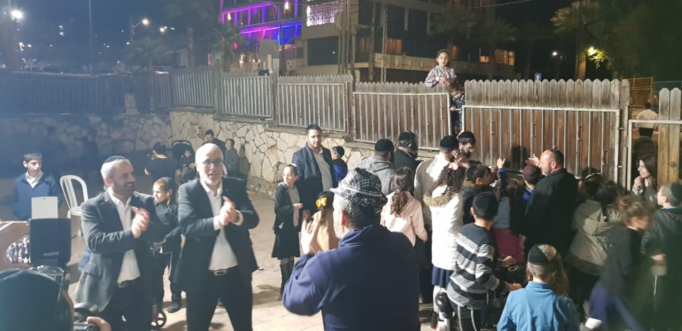 הטבריינים חגגו את הדחתו של רון קובי • צפו