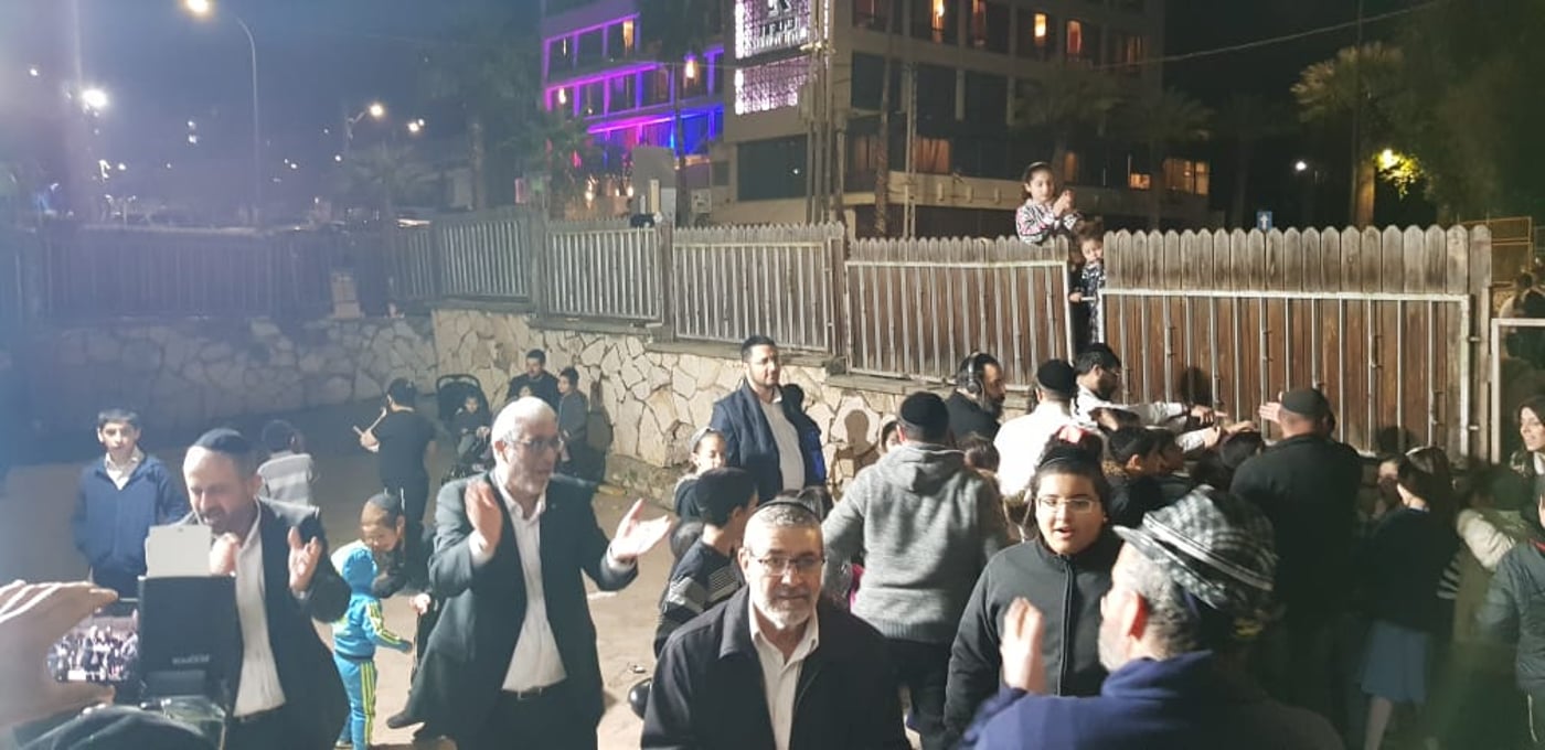 הטבריינים חגגו את הדחתו של רון קובי • צפו
