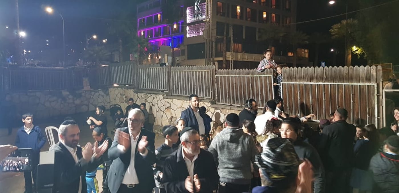 הטבריינים חגגו את הדחתו של רון קובי • צפו