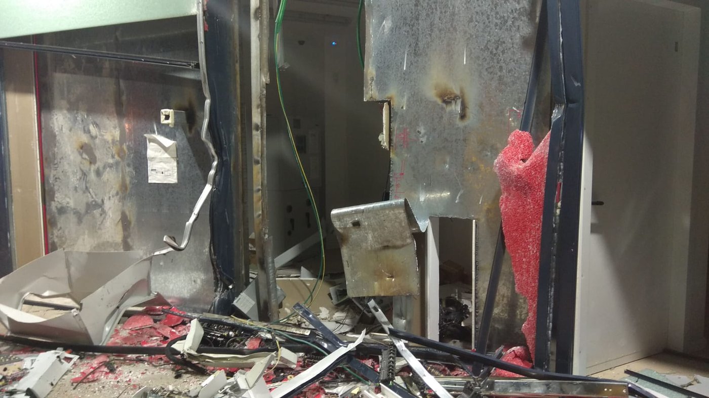 גנבו טרקטור וטנדר, עקרו כספומט עם 700 אלף ש"ח ונמלטו