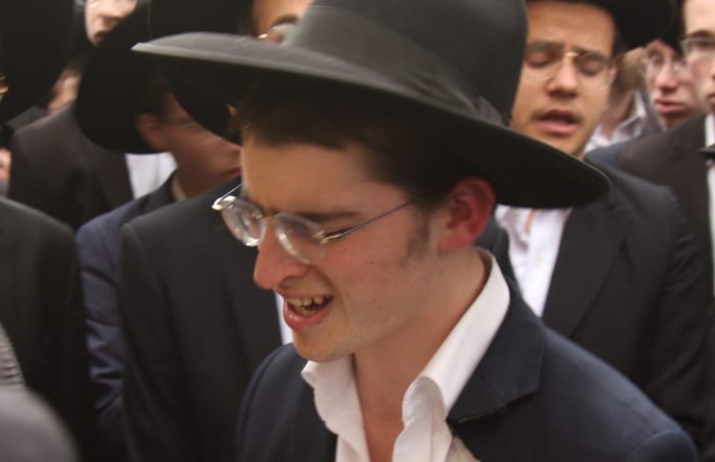 "יוסי, איך השטייגען שלך עכשיו?"; היתום בכה בהלווית אביו