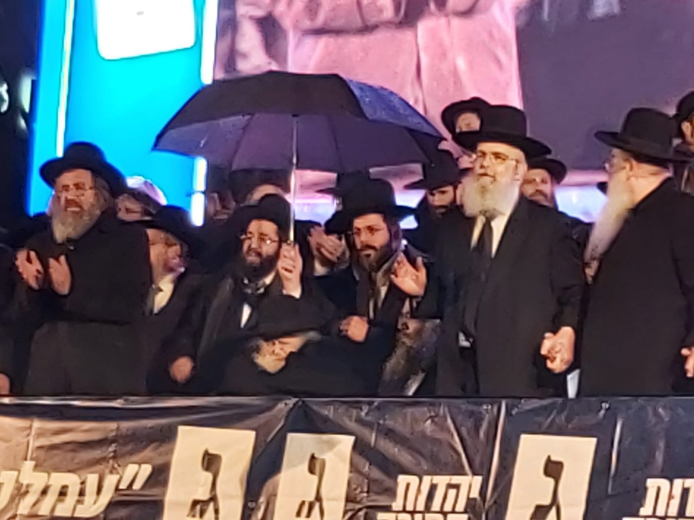 על אף הגשם השוטף: המונים הגיעו לראות את מרן הגר"ח